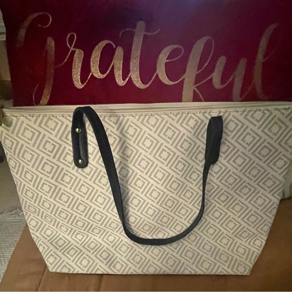 Liz Claiborne tote - Picture 2 of 6